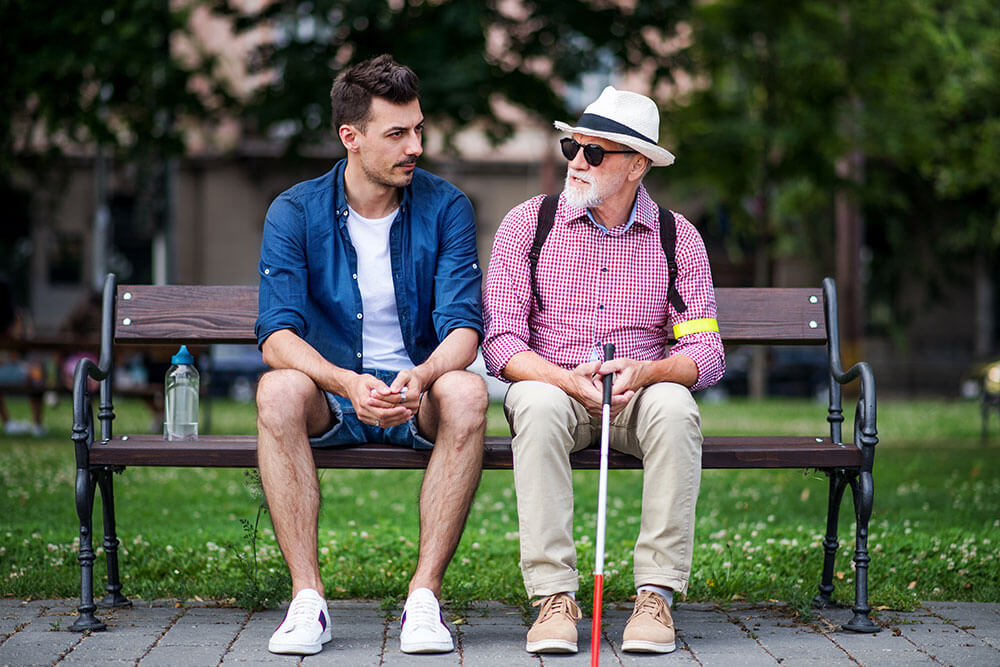 Blinde Person auf einer Bank Blinde Person auf einer Bank